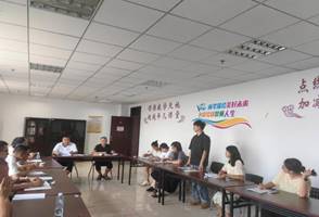 \"一群人站在桌子边
AI